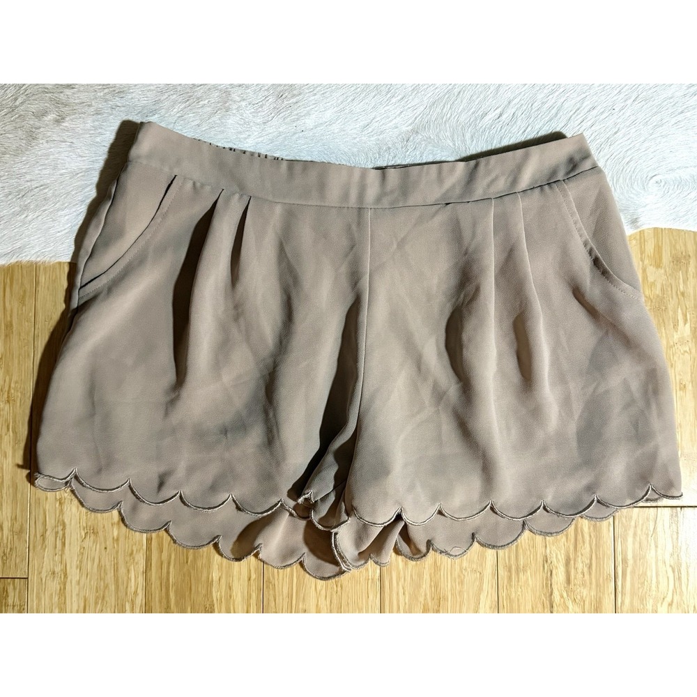 Mine Beige Scallop Hem Shorts Size‎ Medium Women's Pockets Casual Pleated Y2K